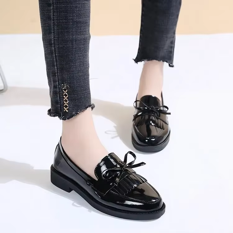 Chaussures Femme à Lacets Noires avec Franges en Cuir Verni