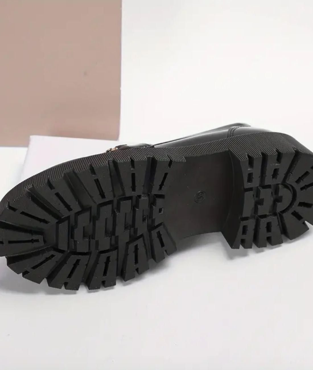 Mocassin en Effet vernis Noir Profond avec Cœur – Femme