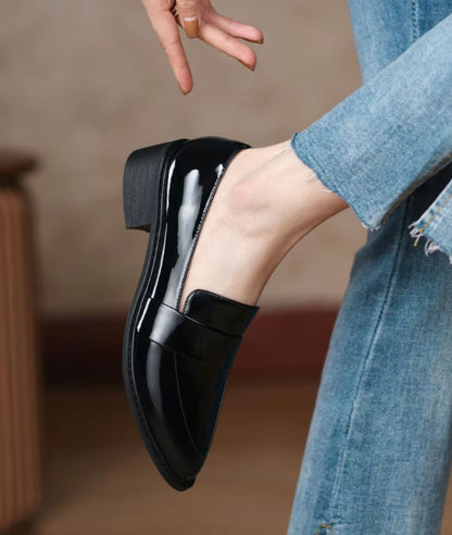 Mocassin à Bout Pointu en Effet vernis Noir Profond – Femme