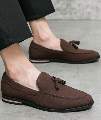 Mocassins À Glands en Effet cuir Suède À Surpiqûres Blanches
