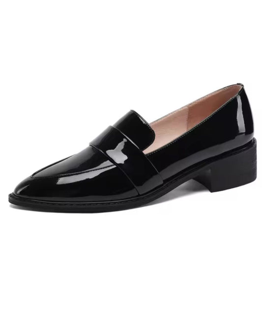 Mocassin à Bout Pointu en Effet vernis Noir Profond – Femme